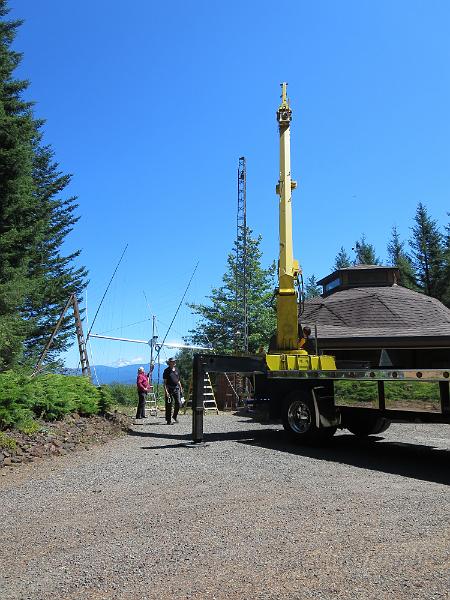 IMG_0649.JPG - Getting the crane ready.