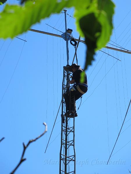 IMG_0663.JPG - Marc guiding the mast into the rotator.